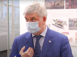 Губернатор Гусев заявил, что большинство людей поддерживает QR-коды, поэтому дискуссия должна сворачиваться