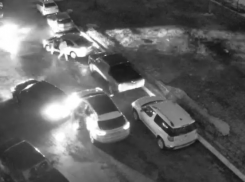 Досадное ДТП показали на видео у воронежской многоэтажки