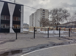 Забор раздора: в воронежском правительстве объяснили, почему людей лишили парковки 