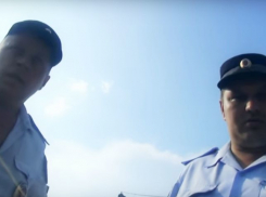 Активисты «Дорожного контроля» сняли на видео, как «гаишники» облагают поборами дальнобойщиков