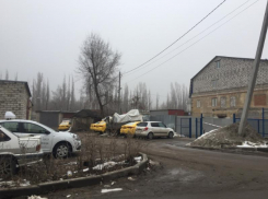 Машины такси нагло притесняют воронежцев у собственного дома