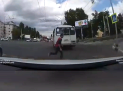 В опасную игру сыграл пешеход с автомобилистами на дороге в Воронеже
