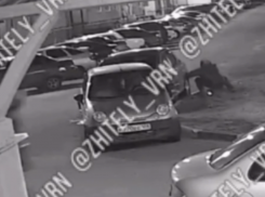 Неизвестные подожгли машину в Воронеже – опубликовано видео