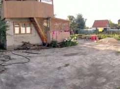 Текущая труба на границе участков женщин стала причиной их кровавой распри в Воронеже 