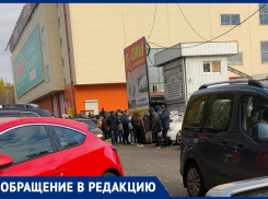 Воронежцы сообщили о стихийной торговле у рынка в локдаун