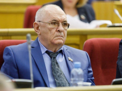 Раздавал квартиры врачам и сладости детям депутат-застройщик Куликов