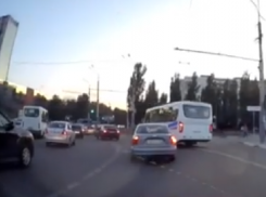 Маршрутчик-лихач показал хамскую культуру вождения в Воронеже 