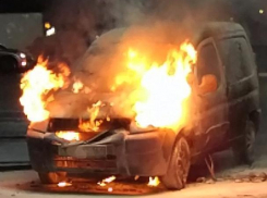 Пожар в воронежской иномарке у гиперамаркета «Линия» попал на видео