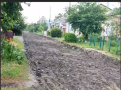 Грязью вместо асфальта покрылась воронежская дорога