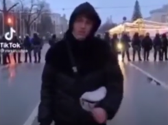 Модный TikTok под «Танцы в труселях» сняли перед омоновцами на митинге в Воронеже    