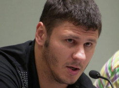 Хоккеист, из-за которого экстренно посадили самолет в Воронеже, написал заявление на стюардессу