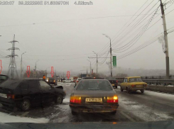 Более десятка машин попали в ДТП на ВоГРЭСовском мосту в Воронеже (ФОТО и ВИДЕО)