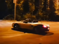 На видео попало, как у кабриолета Porsche отлетает деталь во время выкрутасов в Воронеже