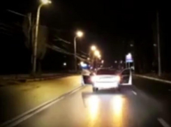 Королевский способ езды по дорогам Воронежа сняли на видео