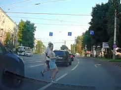 Еще бы доля секунды: выбежавшие на дорогу воронежские пешеходы спаслись в последний момент