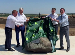 Первый камень комплекса за 6 млрд рублей заложил воронежский губернатор Александр Гусев