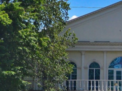 Гостиницу с люстрами Swarovski продают за 95 млн рублей в центре Воронежа