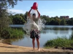 Евгений Осенков облился теплой водой в рамках благотворительной эстафеты