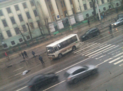 В Воронеже пенсионерка погибла под колесами маршрутного ПАЗа