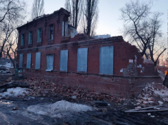 Последнее здание старинного комплекса скотобойни начали сносить в Воронеже