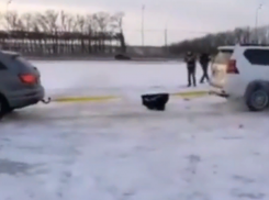 Перетягивание каната с помощью иномарок показали на видео в Воронеже 