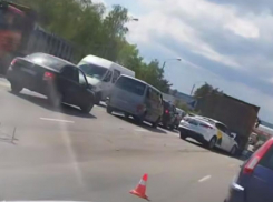 «Яндекс.такси» врезалось в грузовик в Воронеже - образовывается пробка