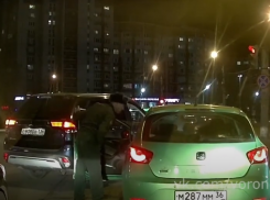 Мужчина в форме устроил разборки на проезжей части в Воронеже