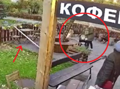 Мама с коляской чудом избежала гибели от упавшей с крыши железной балки в Воронеже