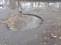 Огромные ямы выросли в воронежском дворе