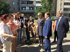 Алексей Гордеев инспектирует дворы Воронежа на комфортабельном Мерседесе с «мигалкой»