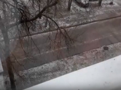 Бьющий по стеклам град в Воронеже попал на видео