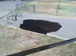 В Юго-Западном микрорайоне Воронежа на дороге провалился асфальт