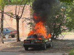 Опубликованы эпичные кадры горящей машины в Воронеже