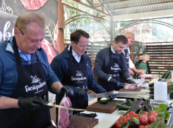 Правительство Воронежской области рассказало о том, как Алексей Гордеев жарил стейки с борцом Карелиным 