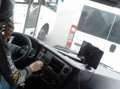 Воронежскому маршрутчику, который смотрел кино во время езды, объявили выговор