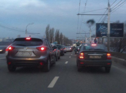 В Воронеже Чернавский мост встал в глухой пробке из-за массового ДТП