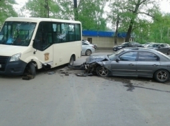 В Воронеже иномарка протаранила маршрутку: 3 детей и 2 взрослых в больнице