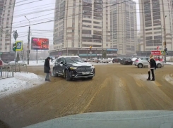 Почему не стоит терять бдительность за рулем, наглядно показал случай в Воронеже 