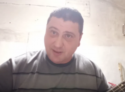  «Вакцинация должна быть добровольной!»: воронежец исполнил яркую песню о ковидных ограничениях