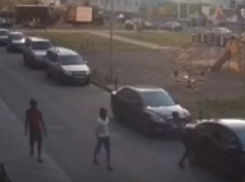 Разгром припаркованных автомобилей в Воронеже попал на видео