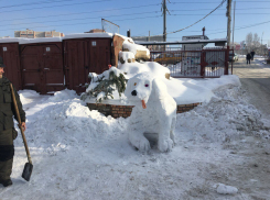 В Воронеже вылепили из снега уматную фигуру собаки