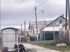 Странное поведение мужчины попало на видео в Воронеже