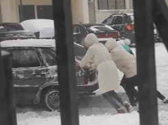 В Воронеже сняли на видео, как четыре девушки спасли застрявшую в снегу «Ладу»