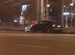 Жестокое избиение горожан огромным мужчиной сняли в Воронеже 