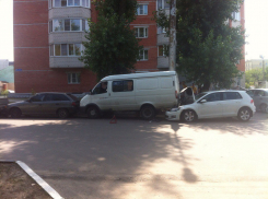 На Левом берегу Воронежа автоледи в массовом ДТП едва не взорвала несколько машин