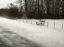 На видео попало, как штормовой ветер сдувает иномарку с воронежской трассы 