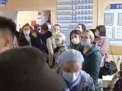 Штурмующие поликлинику воронежцы поссорились в огромной очереди в одно окно 