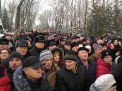 Кладбище в Воронеже не смогло вместить всех желающих проститься с летчиком-героем