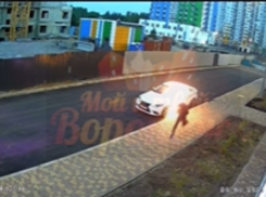 Неизвестный устроил поджог автомобилей в ЖК «Грин Парк» в Воронеже