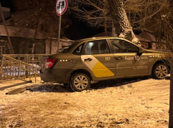 Водитель «Яндекс.Такси» снес металлическое ограждение и вылетел на тротуар в Воронеже 